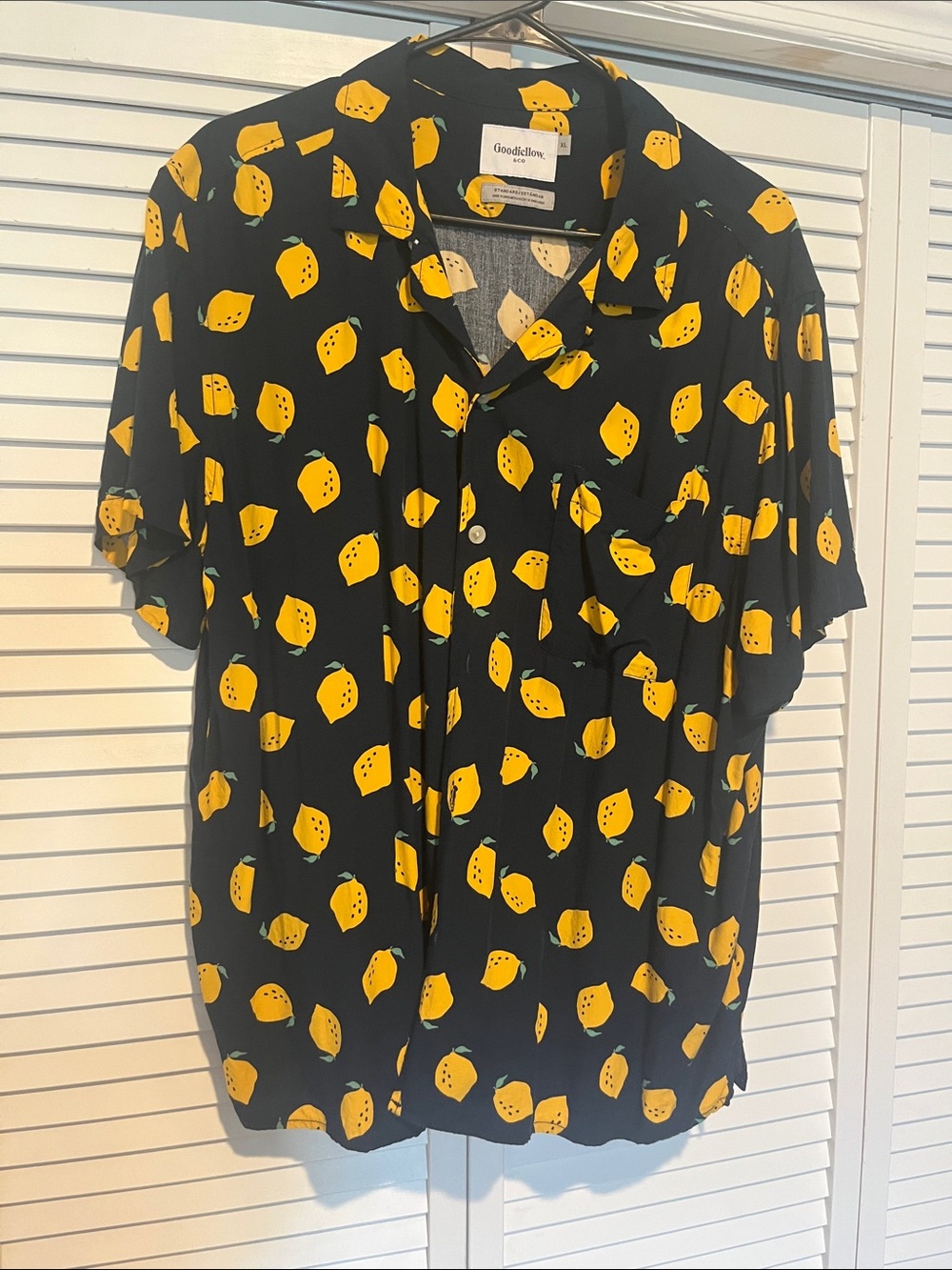 Goodfellow & Co Black Short-Sleeve Button-Up Shirt with Yellow Lemon Print